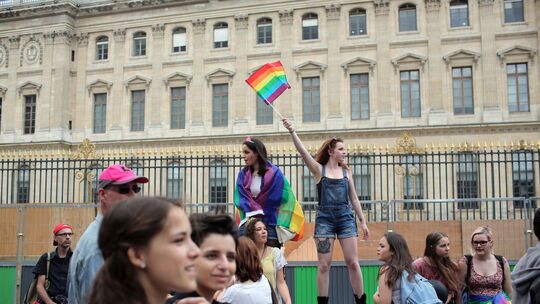 Desiatky tisíc ľudí sa v Paríži zúčastnili na pochode hrdosti LGBT+