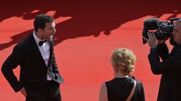 Herec Jamie Dornan mal na červenom koberci dobrú náladu. 