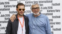 Herec Jamie Dornan (vľavo) s prezidentom festivalu Jiřím Bartoškom. 