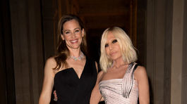 Jennifer Garner (vľavo) s dizajnérkou Donatella Versace