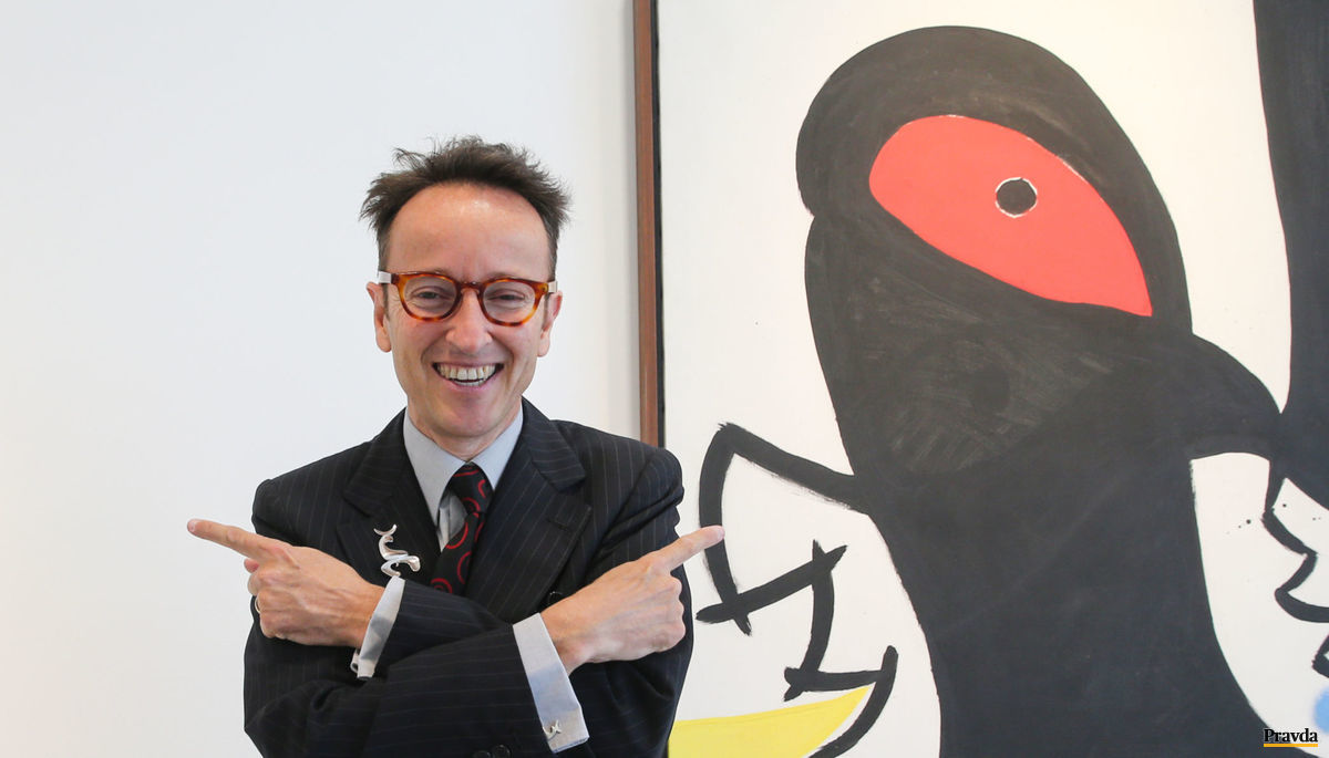 Joan Punyet Miró ukazuje na plátno svojho...