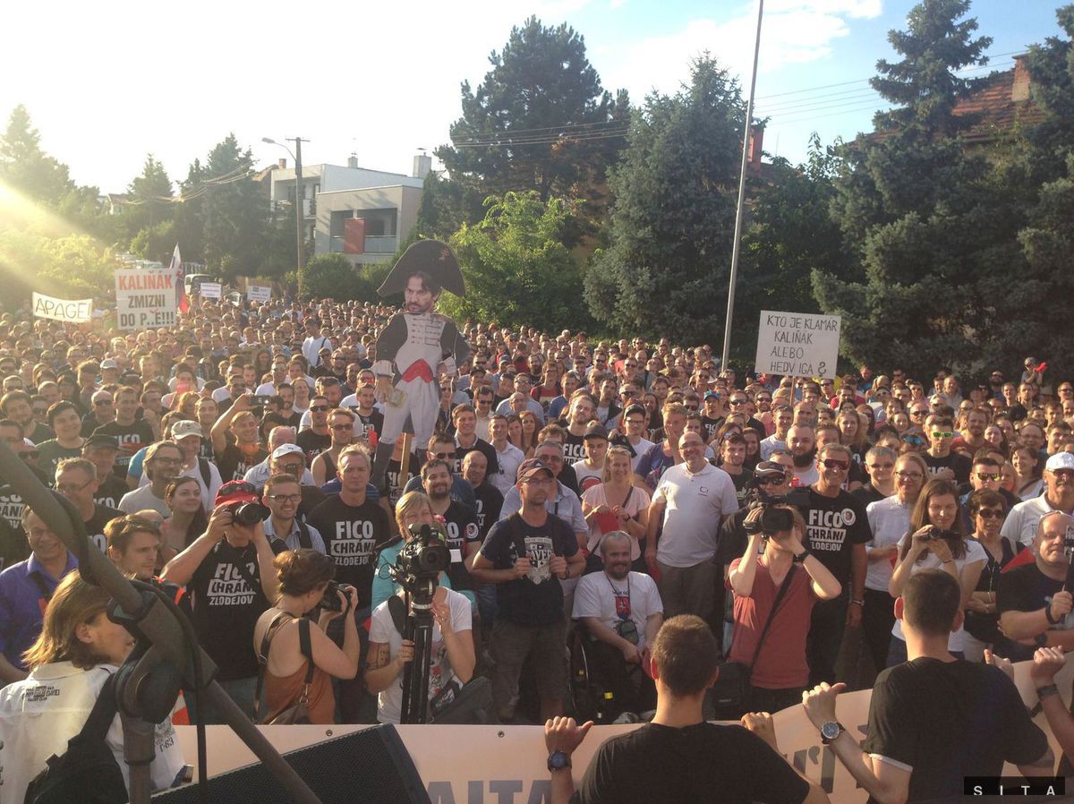 Účastníci protestu pred bytovým komplexom...