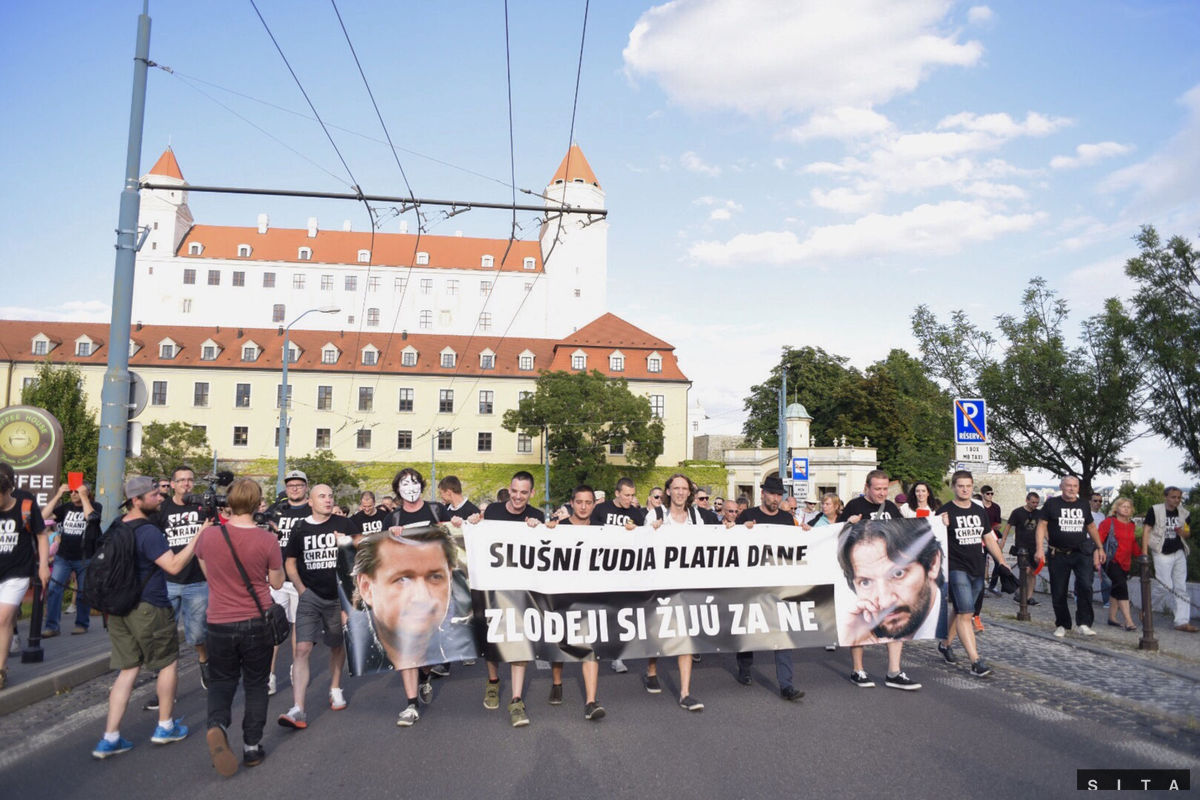 Účastníci protestu počas pochodu z...