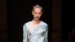 Sasha Pivovarova predvádza kreáciu z dielne Atelier Versace na jeseň a zimu 2016.