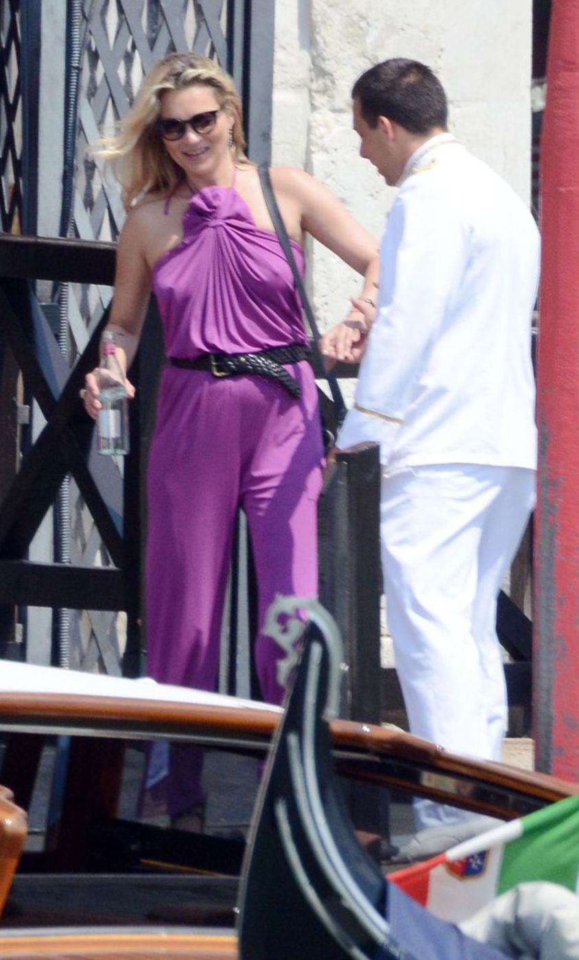 Kate Moss na potulkách Benátkami.