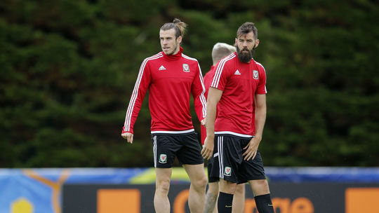 Gareth Bale, Joe Ledley