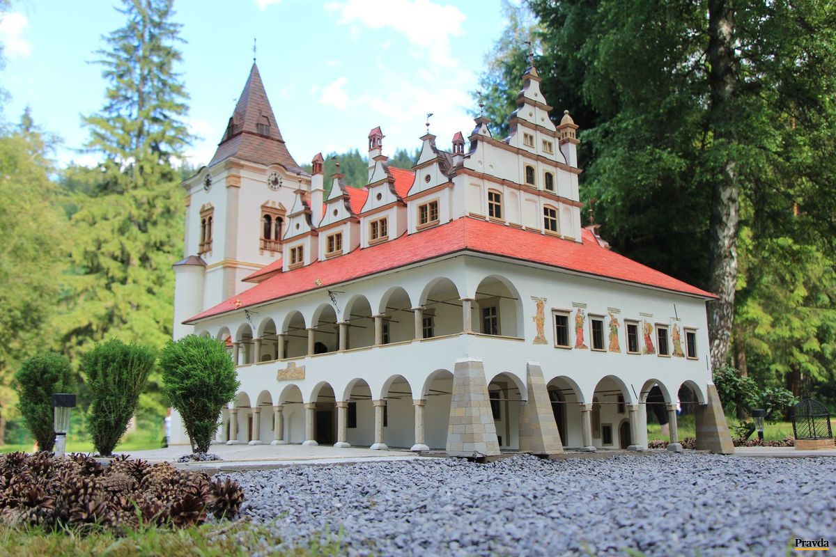 Starobylá radnica z Levoče v parku...