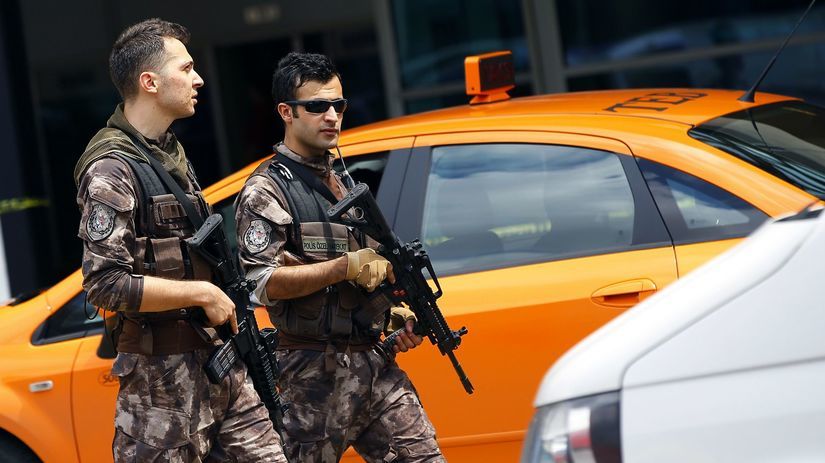Turecko, Istanbul, taxi, vojaci, samopaly, ochrana