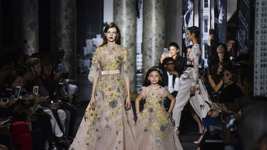 Prehliadka Elie Saab Haute Couture - jeseň-zima...