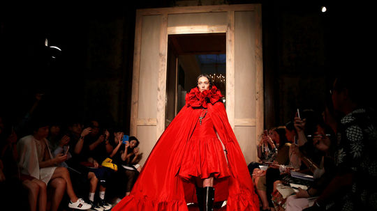 Prehliadka Valentino Haute Couture - jeseň-zima...