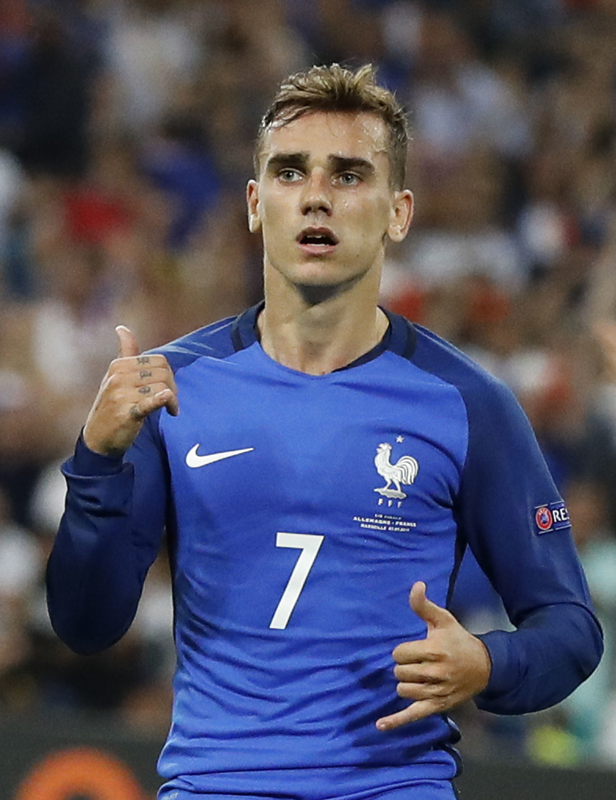 Francúzsky kanonier Antoine Griezmann oslavuje...