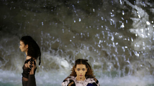 Modelka v kreácii Fendi na prehliadke v...