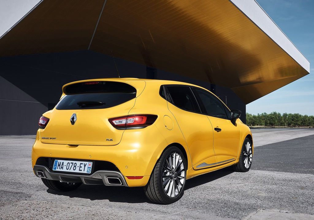 Zadnej časti dominuje športové zadné krídlo a...