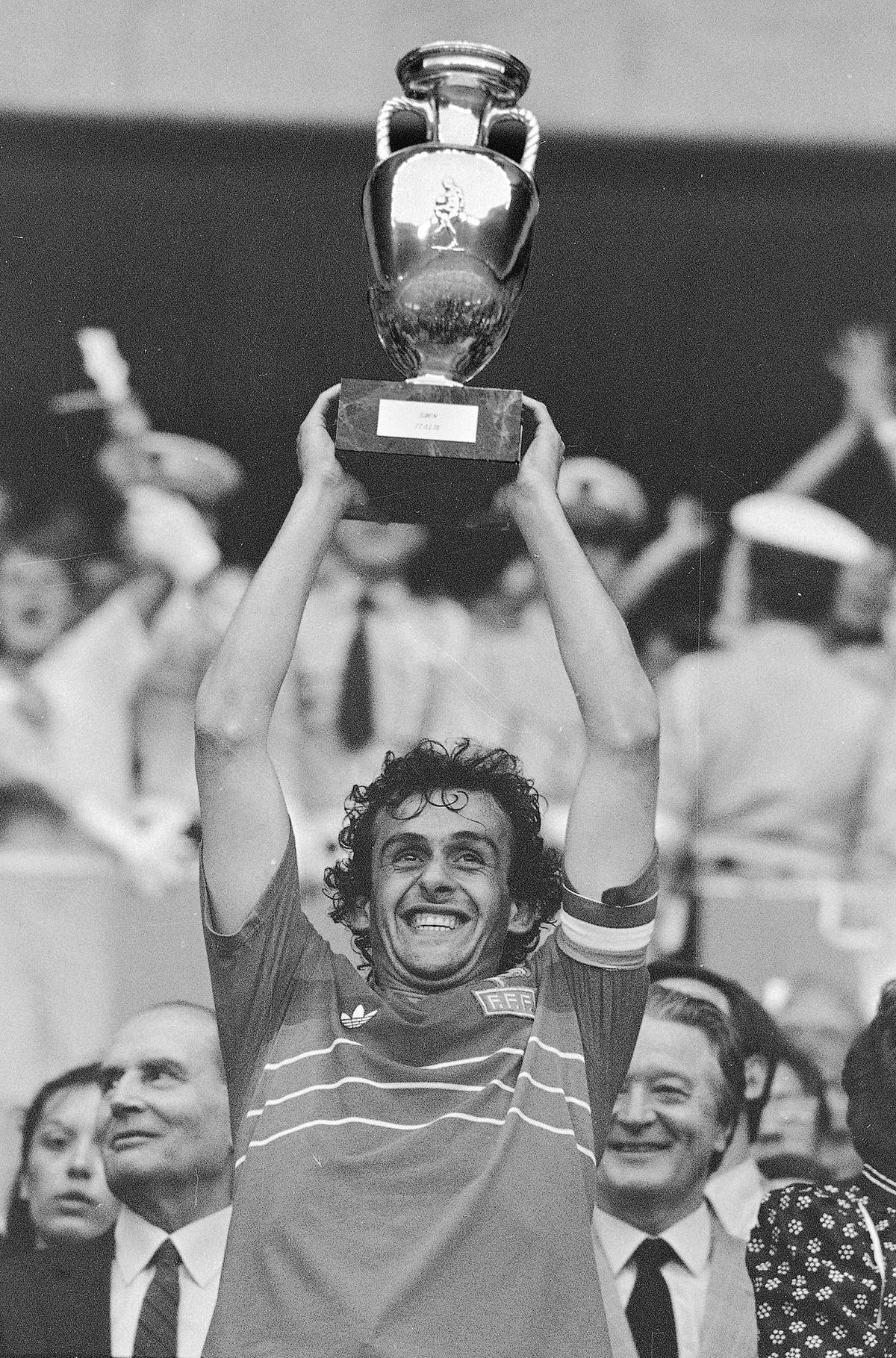 Michel Platini s trofejou pre majstra Európy 1984.