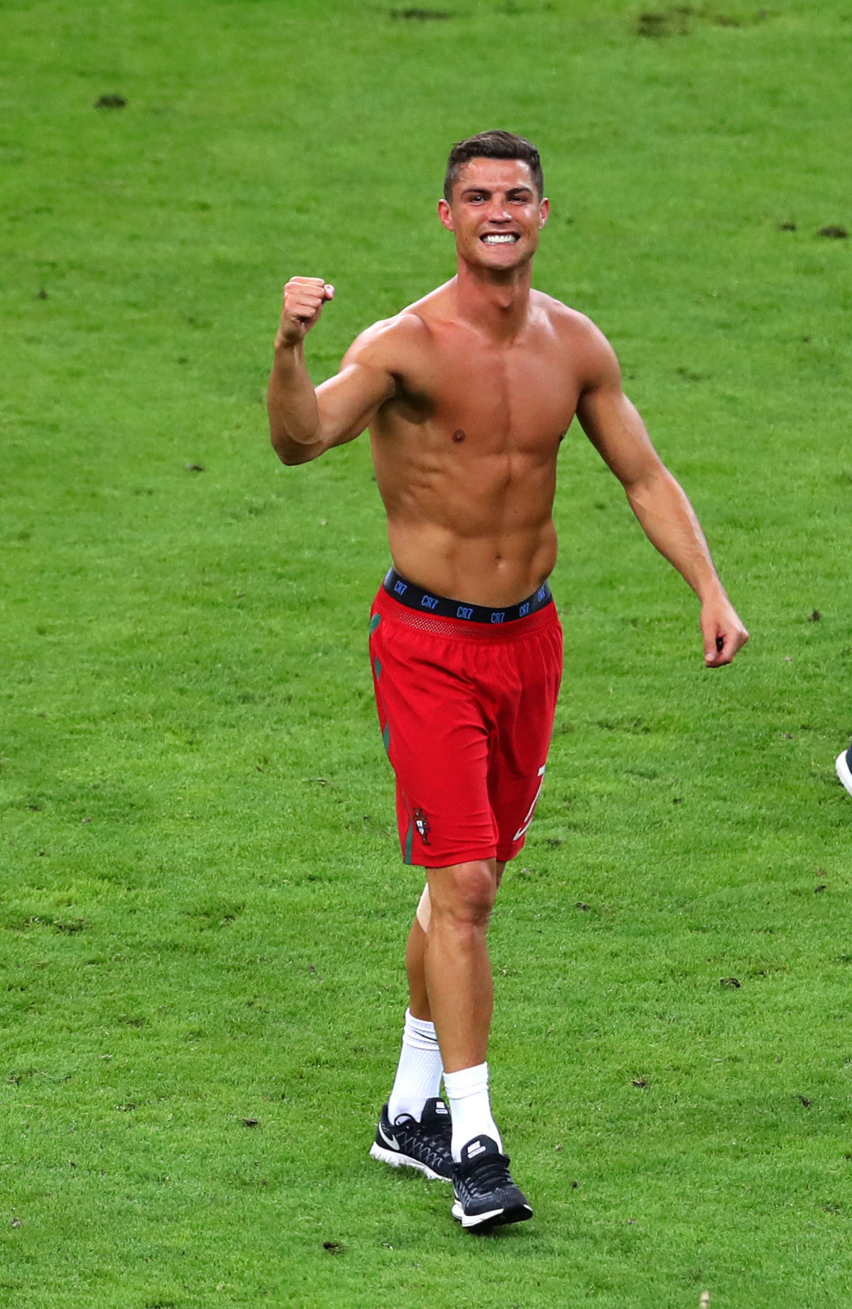 Futbalista Cristiano Ronaldo sa teší zo zisku...