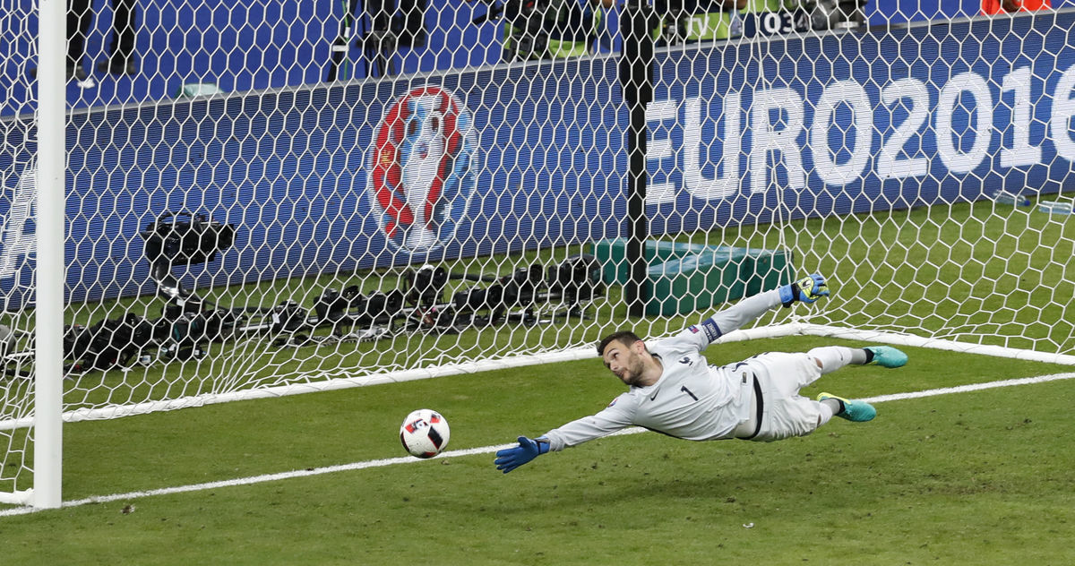 Rozhodujúci moment finále. Brankár Hugo Lloris...