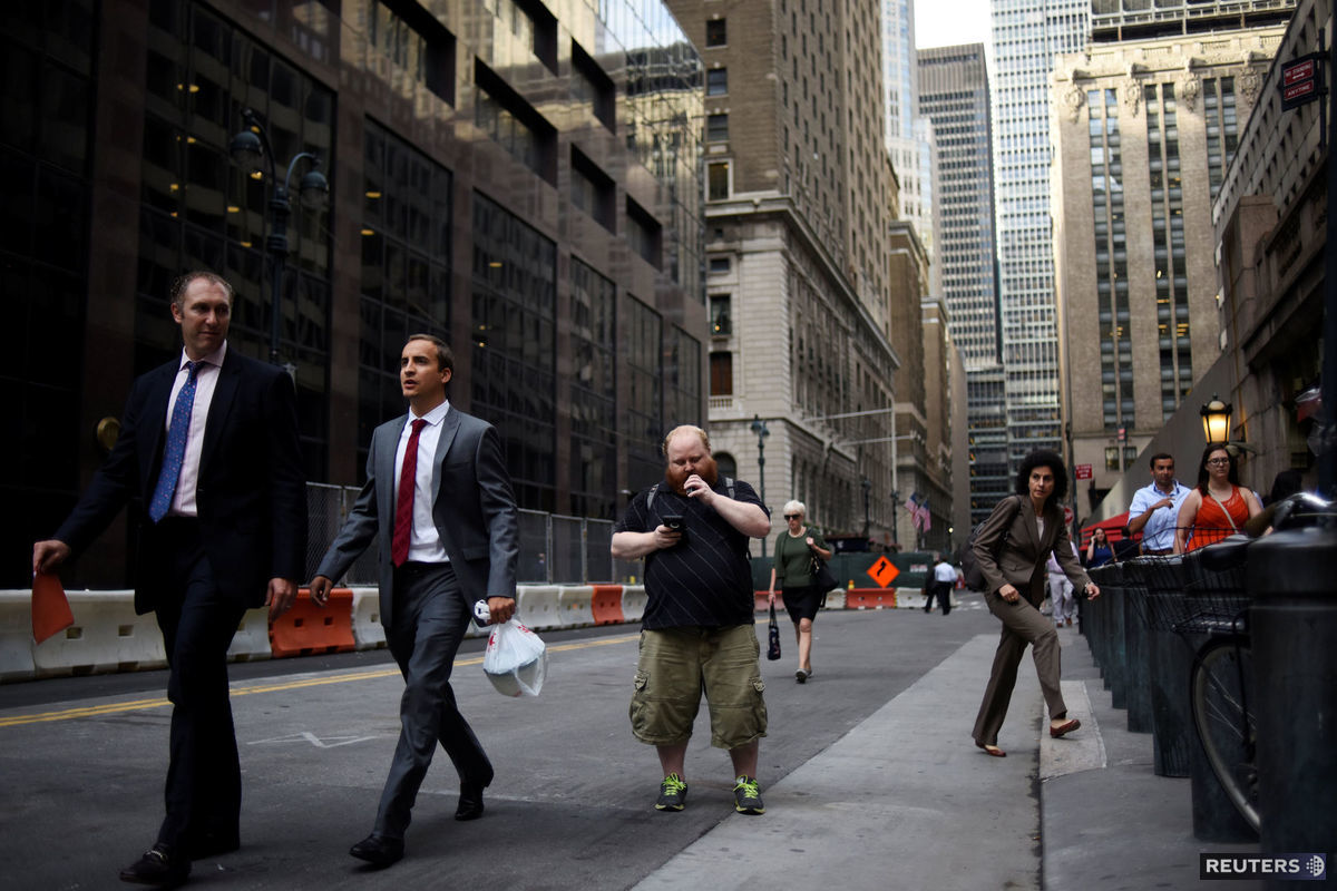 Jerimie Nason (uprostred) hrá Pokémon Go v...