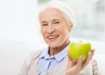 senior, dôchodca, starý človek, zdravá výživa, podvýživa, jablko, ovocie