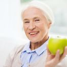senior, dôchodca, starý človek, zdravá výživa, podvýživa, jablko, ovocie