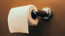 Tokijské letisko ponúka na WC toaletný papier na dezinfekciu smartfónov