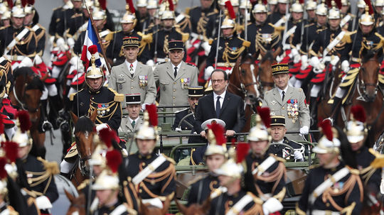 Francúzsky prezident Francois Hollande stojí vo...