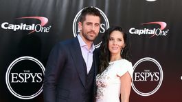 Hráč amerického futbalu Aaron Rodgers a jeho priateľka - herečka Olivia Munn.