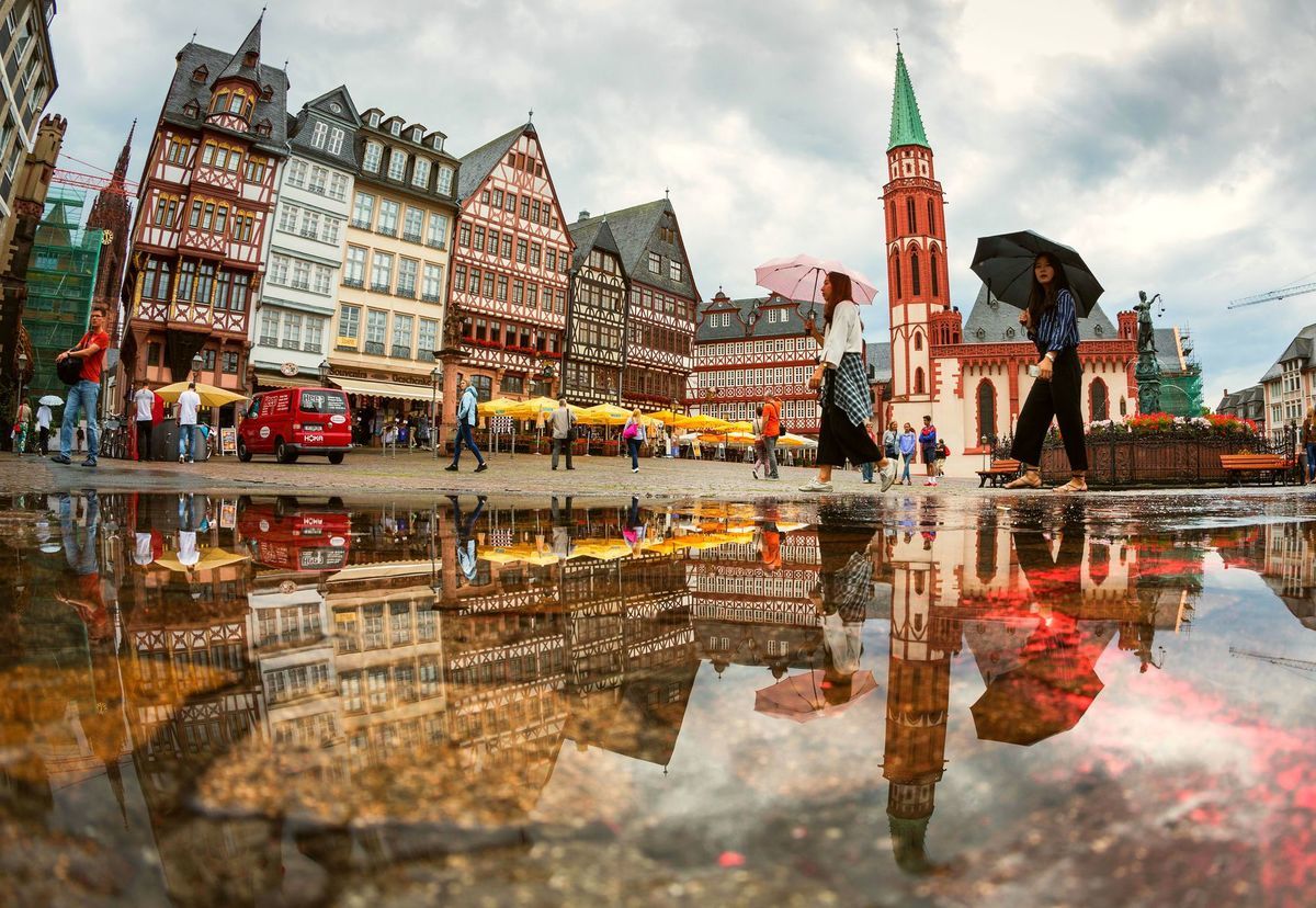 Nemecko, Frankfurt, mesto, počasie, dážď, Námestie Roemerberg, mláka, dáždnik, prší