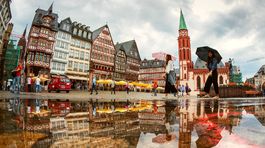 Nemecko, Frankfurt, mesto, počasie, dážď, Námestie Roemerberg, mláka, dáždnik, prší