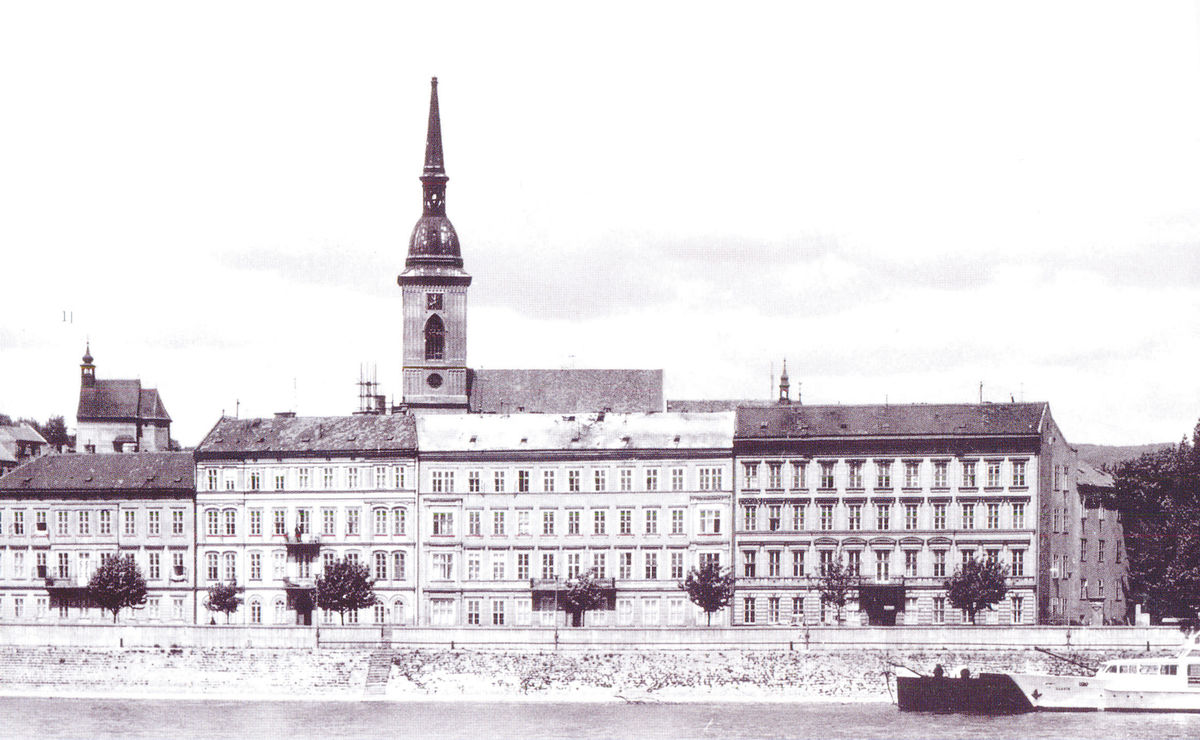 Obytné nájomné domy na Dunajskom nábreží.