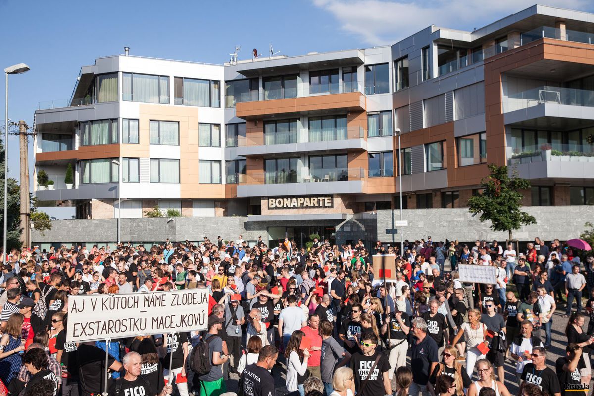 Protest pred komplexom Bonaparte.