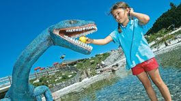 Tirolsko: Sklenená podlaha nad priepasťou. Kto sa výšky nebojí, ten nech si tam postojí!