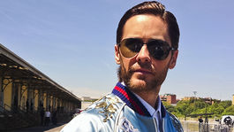 Herec Jared Leto po prehliadke značky Gucci v Miláne.