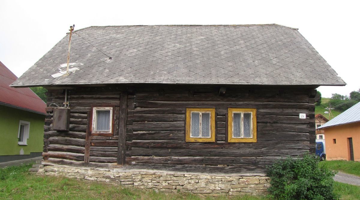 Typická drevenica v Toryskách. V tejto dodnes...