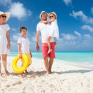 leto, letná dovolenka, more, slnko, pláž, rodina, slnečné okuliare, piesok, dovolenka s deťmi deti, mama, otec, rodičia