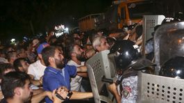 Desiatky zranených v Jerevane, ozbrojenci stále držia rukojemníkov