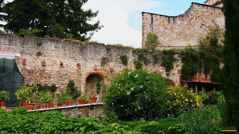 Staré múry vytvoria romantickú náladu.