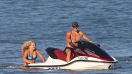 Svalnáč Bloom na dovolenke? Veď sa mu ženy vešajú na skúter!