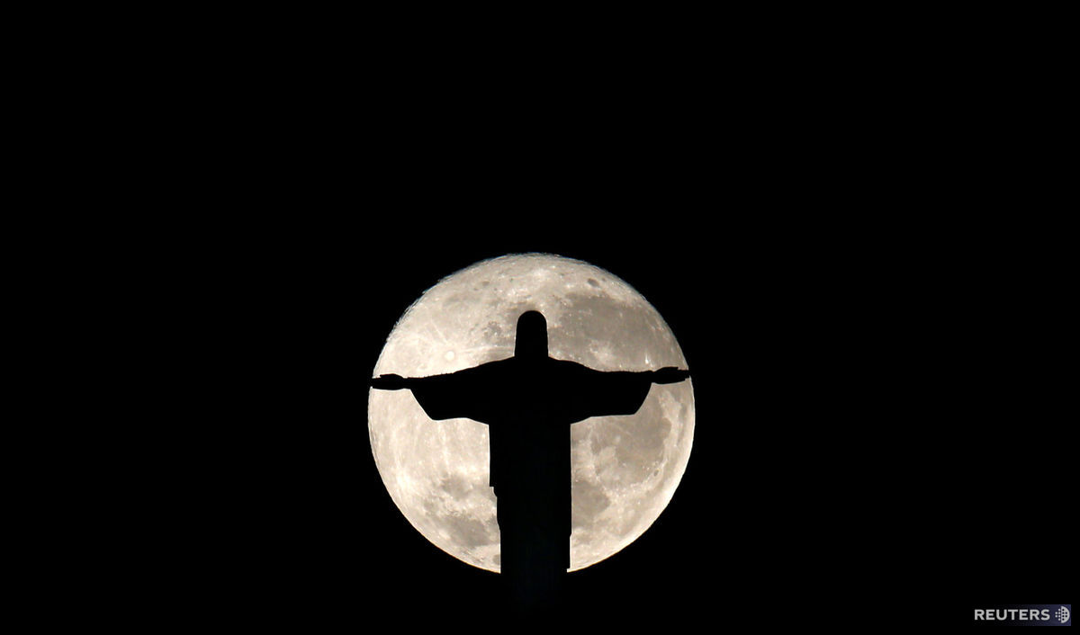 Rio de Janeiro, socha Krista Vykupiteľa, Brazília, mesiac