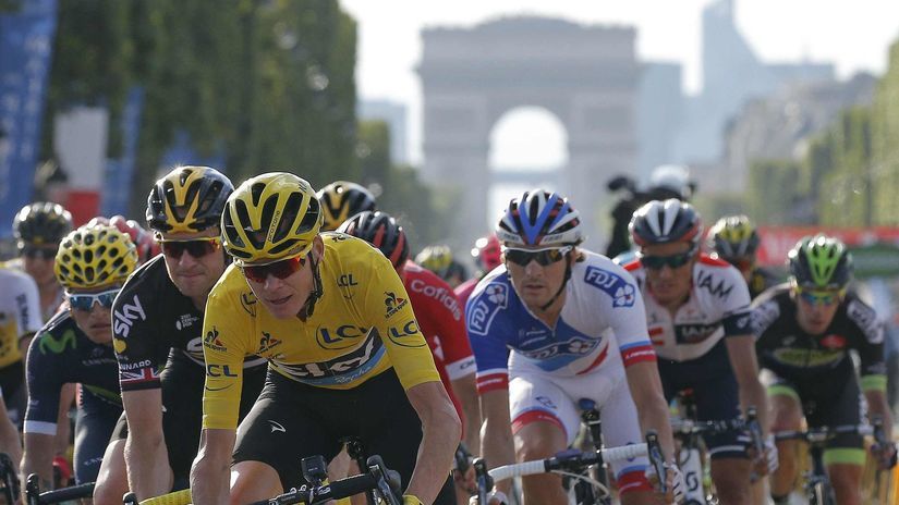 Pelotón prechádza popred Víťazný oblúk. 