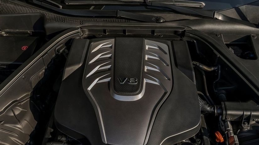 V USA je vrcholom 5-litrový 8-valec. V Európe...