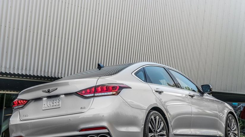 Jediným novým prvkom v zadnej časti sú...