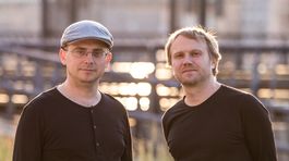 Cluster ensemble hrá Philipa Glassa. On im vydal album