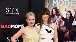 Herečky Kristen Bell (vľavo) a Kathryn Hahn spoločne pózovali fotografom.