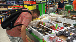 Na pultoch hypermarketov nájdeme viac lokálnych potravín