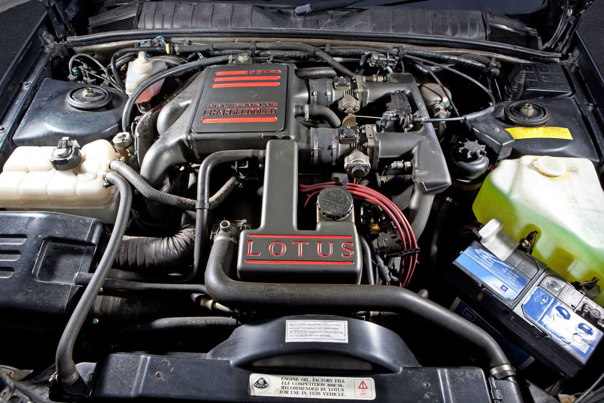 Pod kapotou Lotusu Omega to vyzeralo takmer ako...