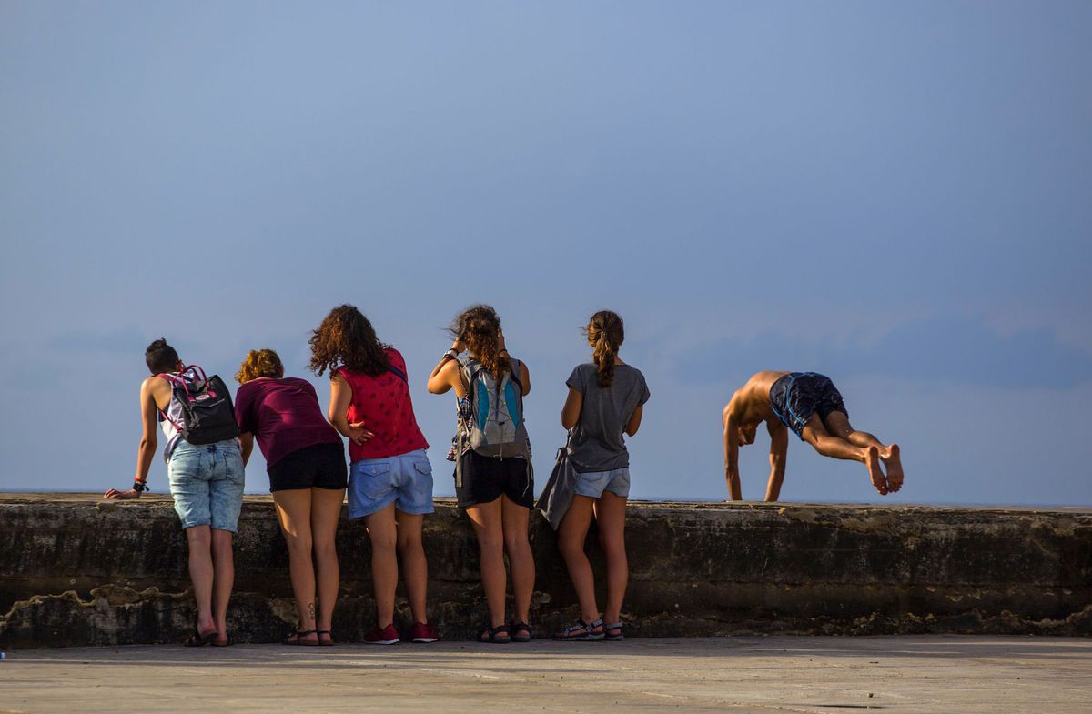 Kuba, mládež, skok, turisti, ruksaky