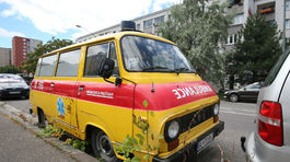 Chátrajúca sanitka v Petržalke nikoho nezaujíma