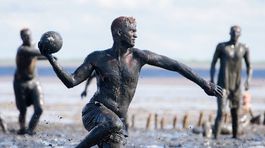 O krajine, kde sa súťaží v nosení žien, bahennom futbale či pučení hmyzu