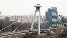 Mladé dievča spadlo z vyhliadky Mosta SNP, je v umelom spánku v kritickom stave