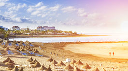 Tenerife, pláž, more, leto, dovolenka, cestovanie, slnečníky, rezort, Playa de Las Americas, Kanárske ostrovy